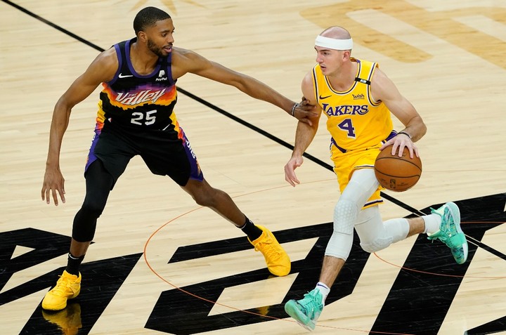 Rozohrávač Lakers letel na dovolenku, našli uňho drogy